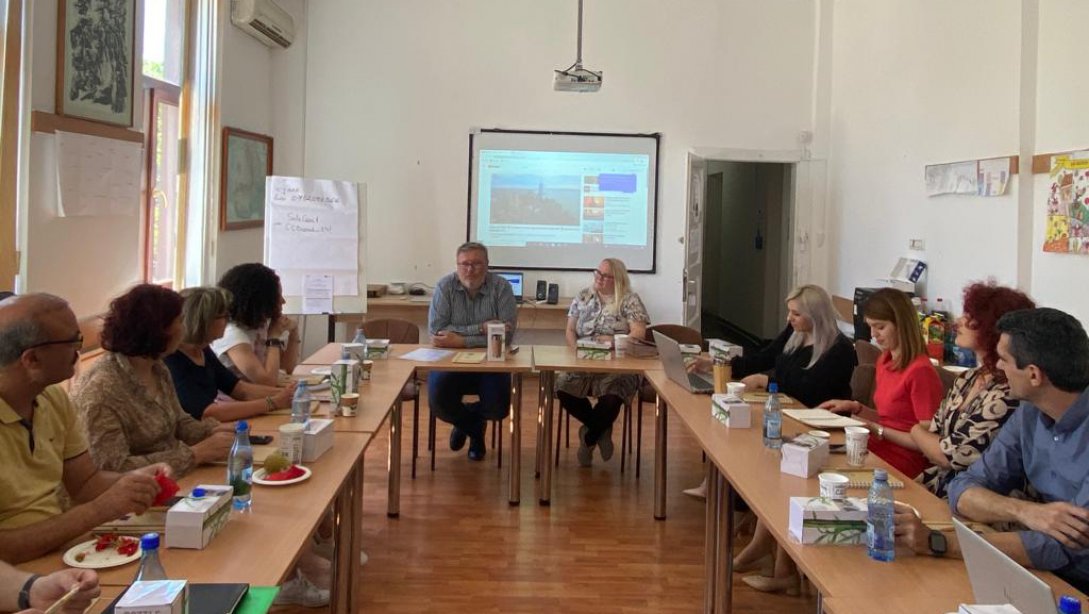 'RomaMultiLangPrimE ' başlıklı Erasmus+ KA201 Okul Eğitimi Stratejik Ortaklık Projesi  Son Ulus Ötesi Proje Yönetim Toplantısı Arad/Romanya'da Gerçekleştirildi.